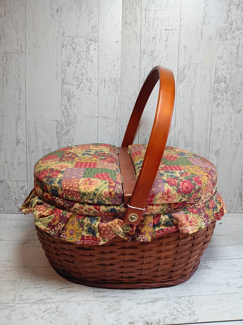 Vintage basket with handle Cottagecore decor bedroom grandmacore decor sewing ba